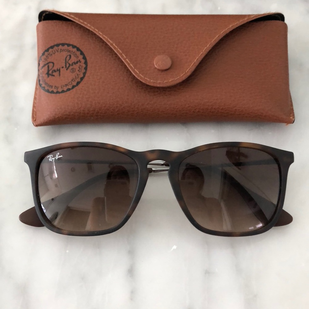 Women’s tortoise shell Ray Ban’s